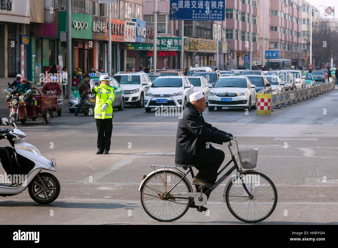 Contrôle de police du trafic à la jonction de route, Wuzhong, province de Ningxia, Chine Banque D'Images
