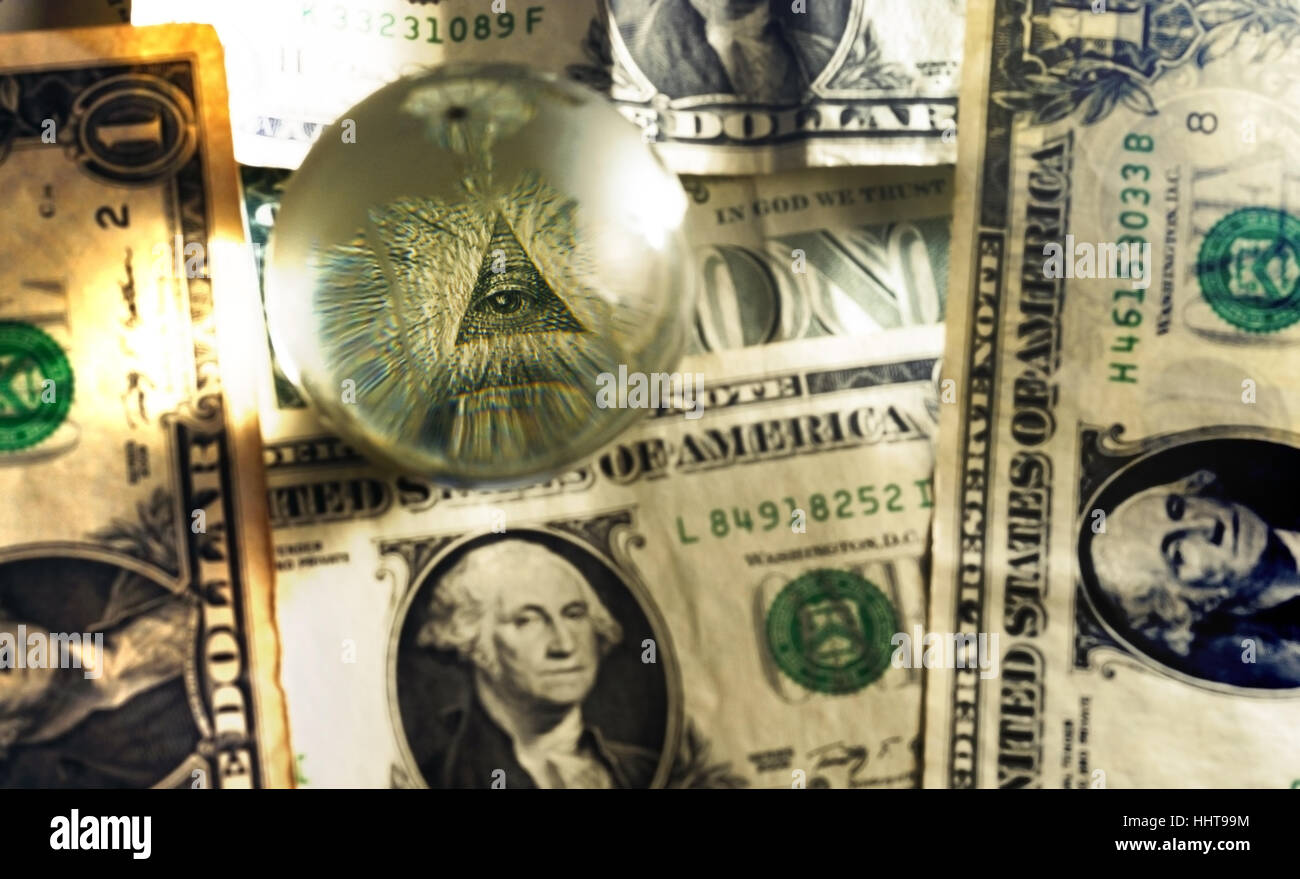 Eye of Providence œil qui voit tout de nous un dollar sous globe de verre, symbole illuminati en tons sépia Banque D'Images