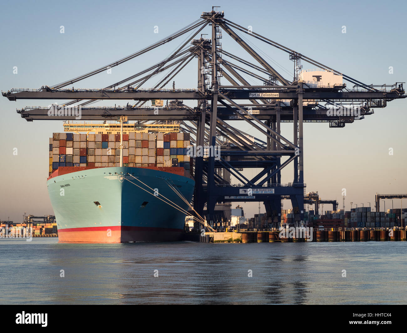 Port de Felixstowe Commerce International UK - Les navires d'être chargés et déchargés à Felixstowe, le plus grand port à conteneurs. Banque D'Images