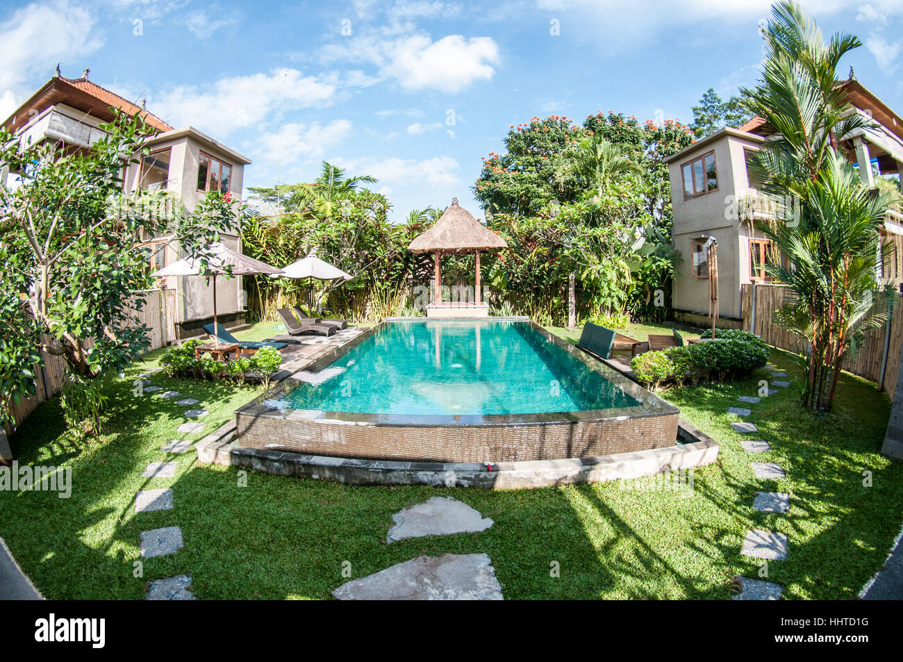 Vue de la piscine en Nyir Cottage avec objectif fisheye, Ubud, Bali, Indonésie Banque D'Images