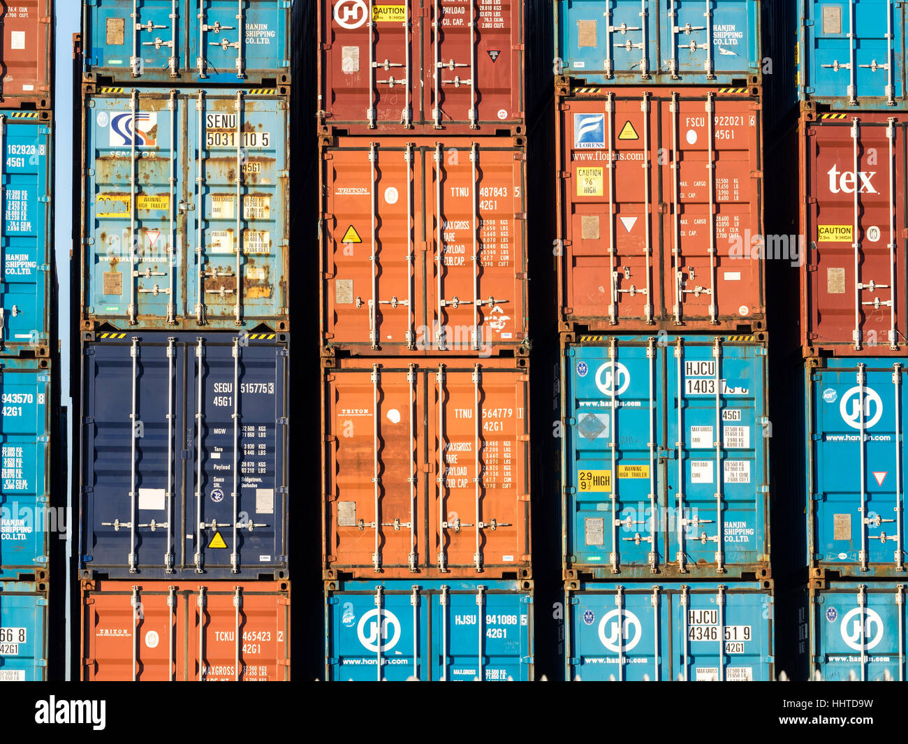 Les contenants d'expédition empilés dans le port de Felixstowe, Royaume-Uni Banque D'Images