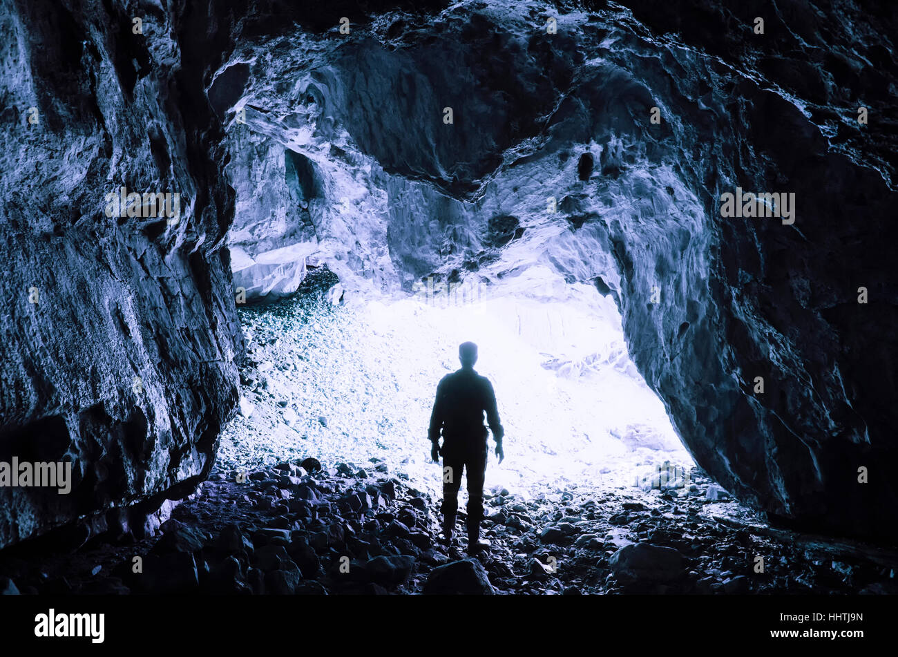 À l'entrée de la silhouette de l'homme, métro aventure spéléo Banque D'Images