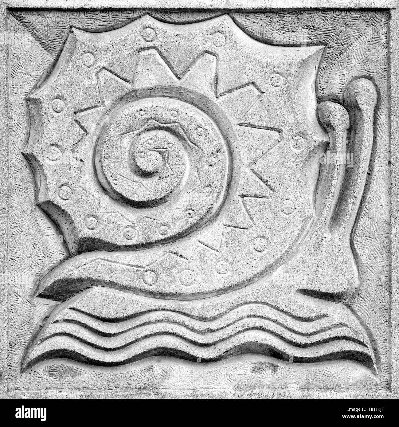 Escargot fabuleux, un bas-relief en pierre sur le mur Banque D'Images