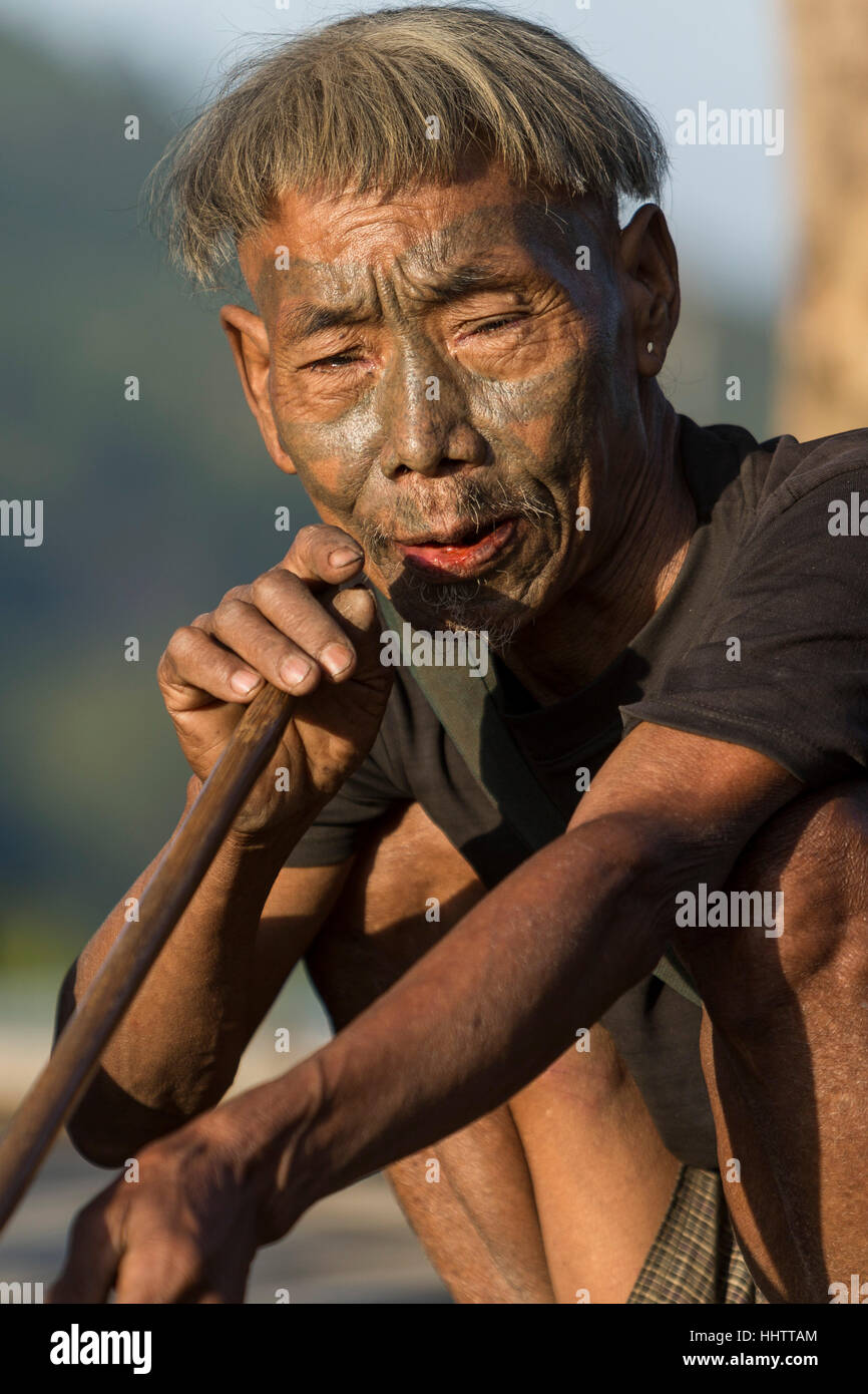 Ancien chasseur appartenant à la tribu Konyak, Hongpoi village, mon district, Nagaland, Inde Banque D'Images