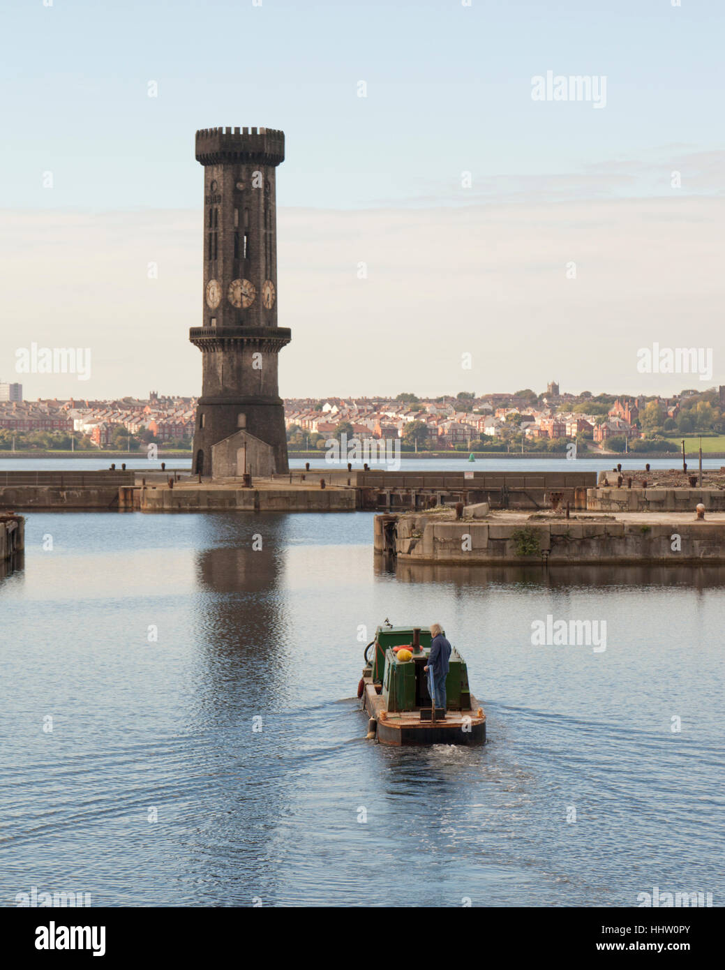 Une barge Dock Salisbury feuilles dominé par la Tour Victoria Gothique, un clocher néo-gothique, Liverpool Banque D'Images