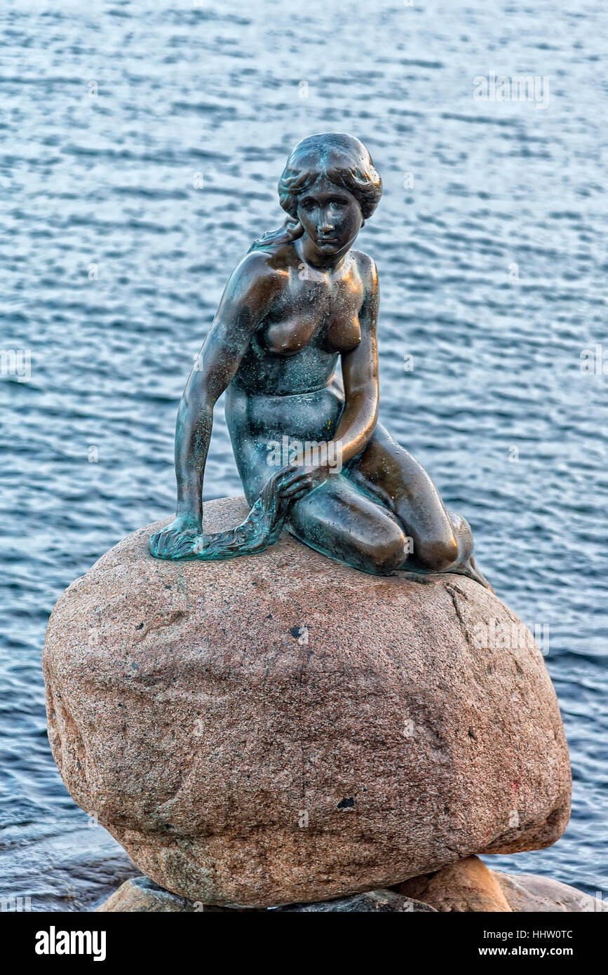 Bronze de sirène emblématique, par Edvard Eriksen, d'un personnage de H.C. Conte d'Andersen. Banque D'Images