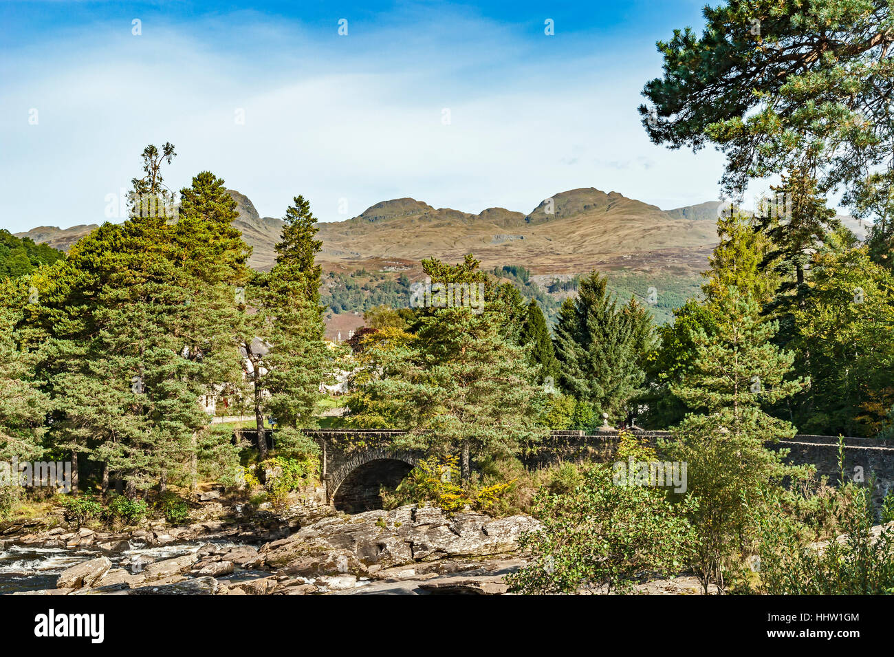 Chutes de Dochart se précipite dans Killin vers Loch Tay avec la rivière Dochart bridge centre et la Tarmachan Ridge derrière Banque D'Images