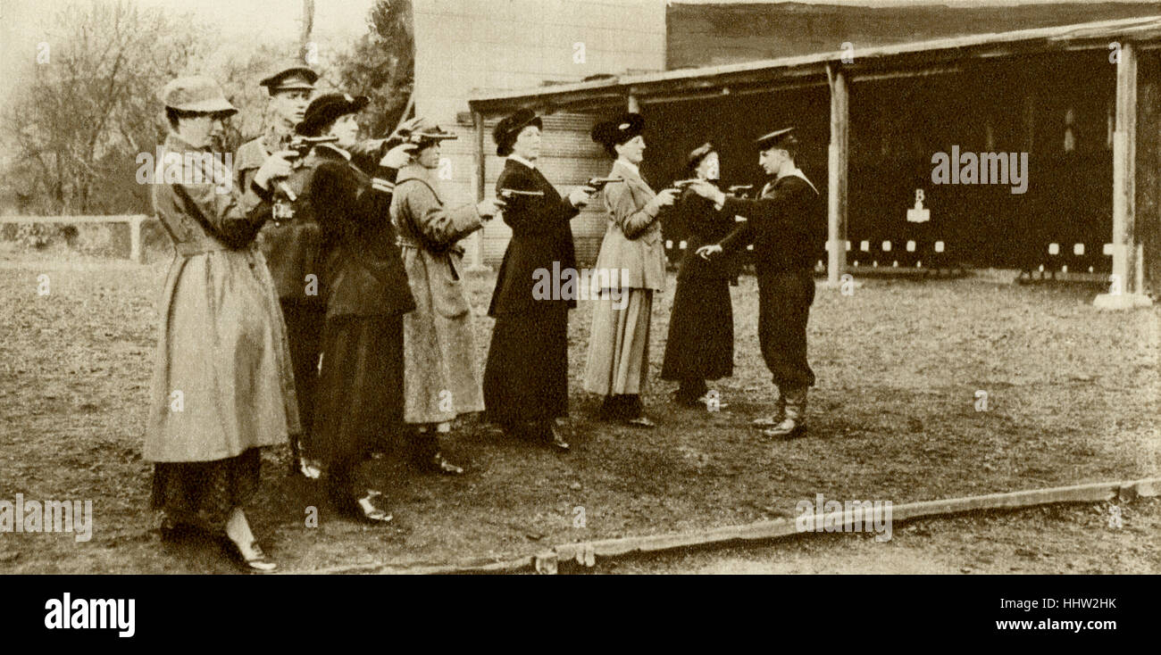 Les membres de l'Wrens (Women's Royal Navy Réserver) apprendre à tirer au revolver pratique, Première Guerre mondiale, 1916 Banque D'Images