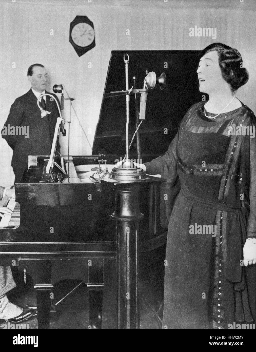 1923 Émission de radio du studio de la station de radio 2LO, célébrant le premier anniversaire officiel de la radio. Deux Banque D'Images