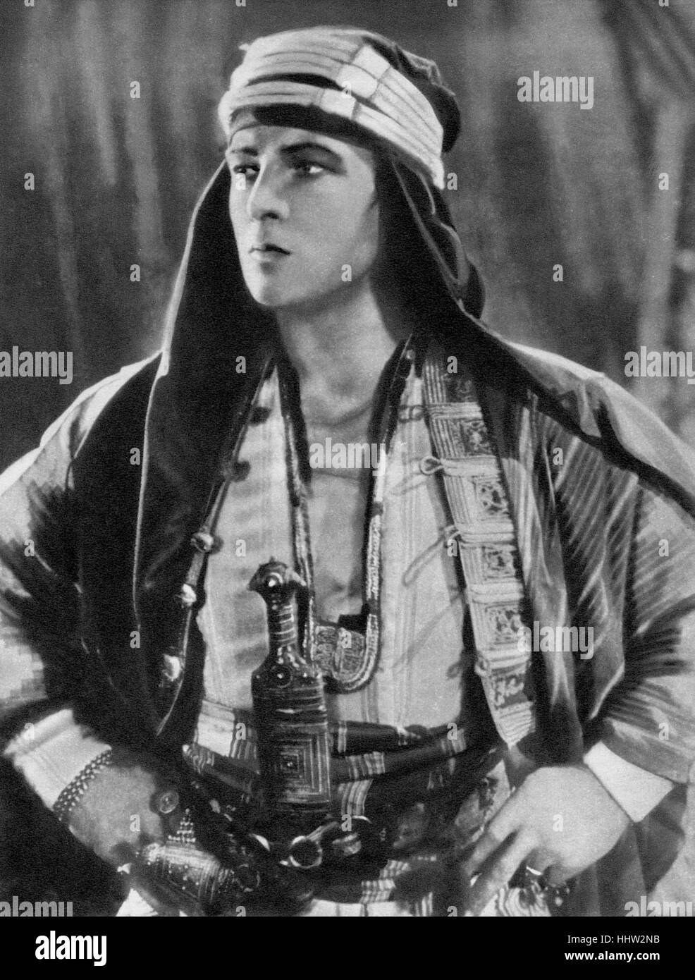 Rudolph Valentino (6 mai 1895 - 23 août 1926), acteur américain né italien dans les films muets. 1926 portrait dans le rôle de la Sheik, film muet de 1921 Banque D'Images