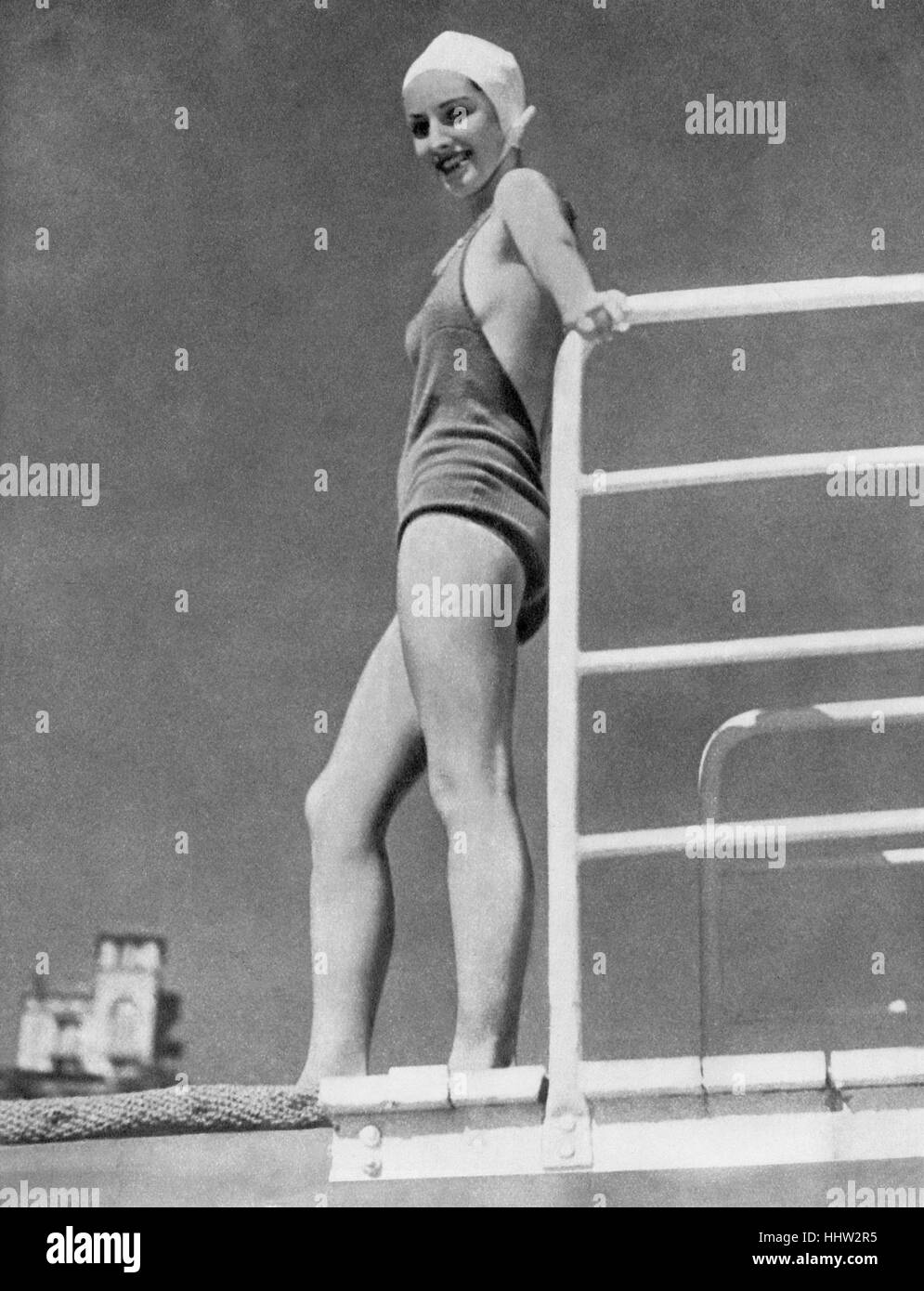 Femme dans un maillot de bain sur un plongeoir, 1930 Banque D'Images