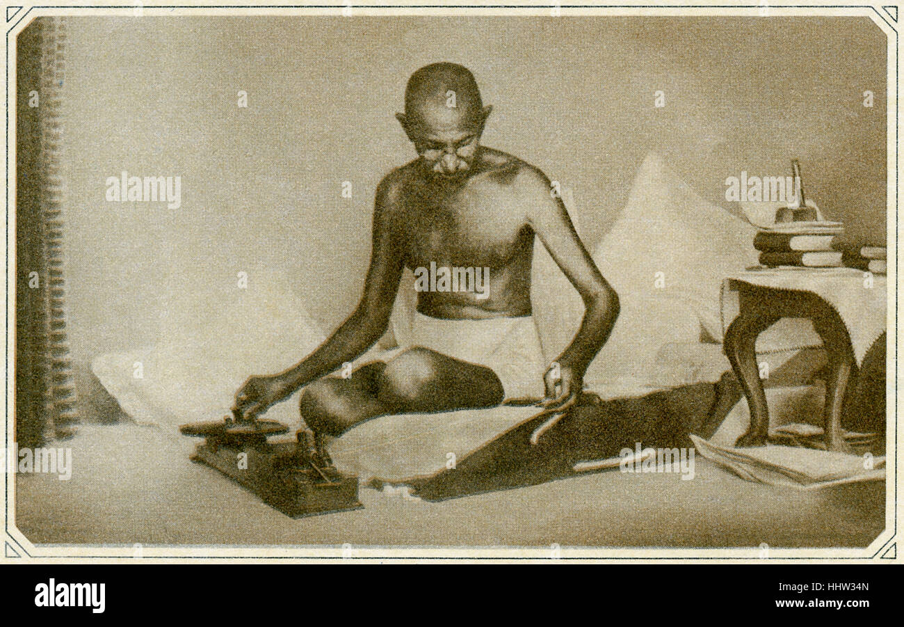 Mahatma Gandhi (2 octobre 1869 - 30 janvier 1948), figure de proue dans le mouvement de l'indépendance indienne. Sous-titre suivant : Tissage Banque D'Images