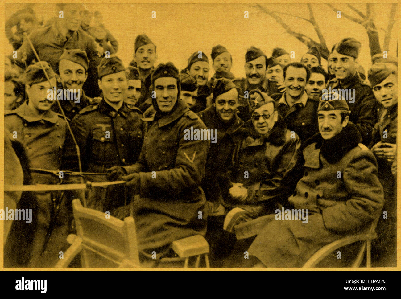 Général Moscardó sur sa visite au front de l'Est durant la Seconde Guerre mondiale. Légende originale en espagnol : El general Moscardó en su visita al Frente oriental. À partir de la série de cartes que l'on appelle croisade contre le bolchevisme : La Brigade bleue (photo 7) / La cruzada europea contra el bolchevismo. La División Azul. La División Azul a été de l'unité de volontaires espagnols et portugais qui a servi dans l'armée allemande, sur le front de la Seconde Guerre mondiale. Banque D'Images