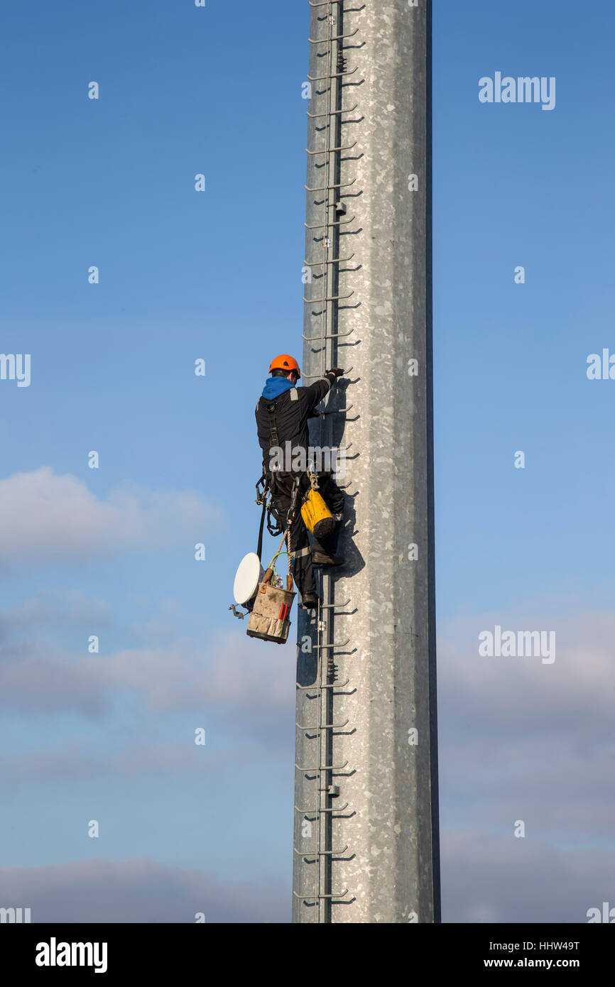Ingénieur télécom escalade du mât de transmission Banque D'Images