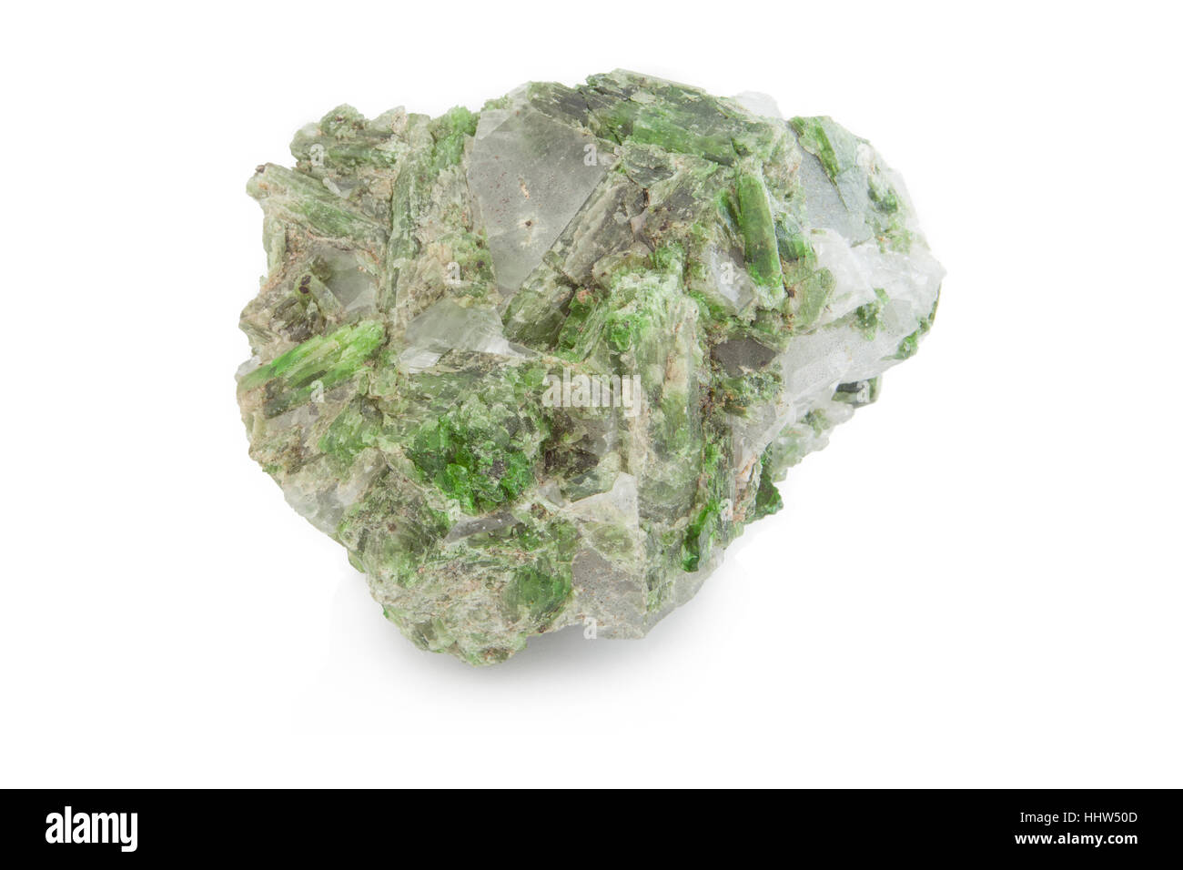 De clorite vert minéral et de quartz en fond blanc Banque D'Images