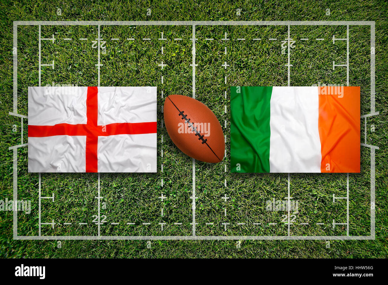 L'Angleterre contre l'Irlande Les drapeaux sur terrain de rugby vert Banque D'Images