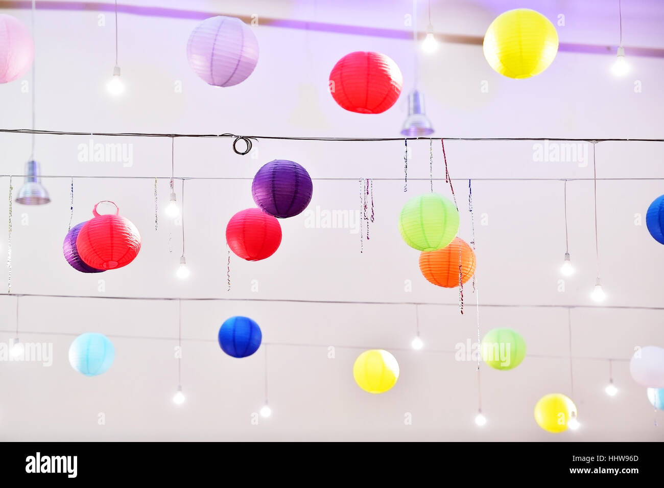 Lampions lanterne colorée accrochée à un événement de divertissement pendant au plafond Banque D'Images