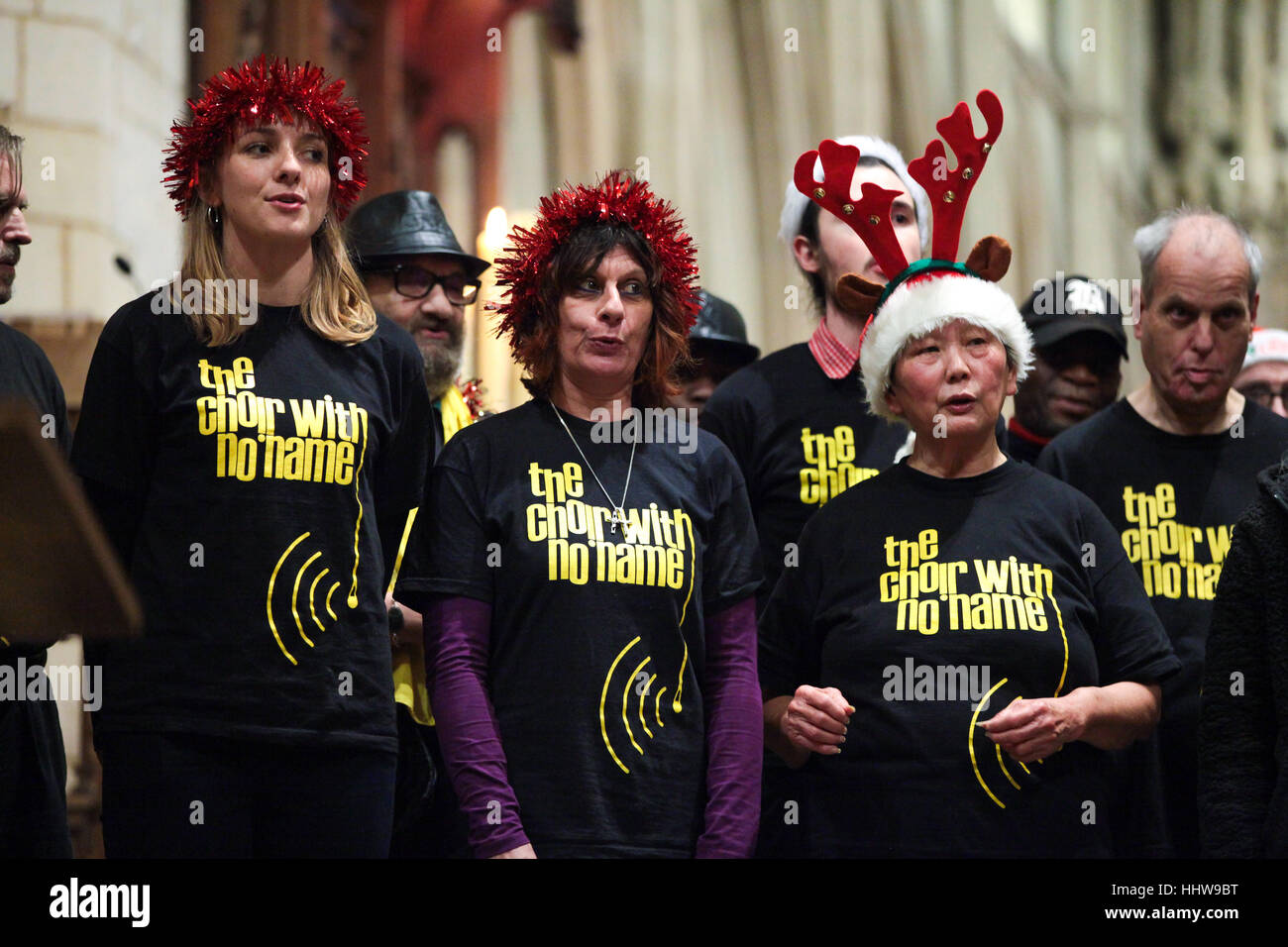 La Chorale sans nom de cantiques de Noël à la cathédrale de Southwark, Londres, assisté par le maire de Londres Sadiq Khan. En vedette : la chorale sans nom où : London, Royaume-Uni Quand : 19 déc 2016 : Crédit/WENN.com Dinendra Haria Banque D'Images