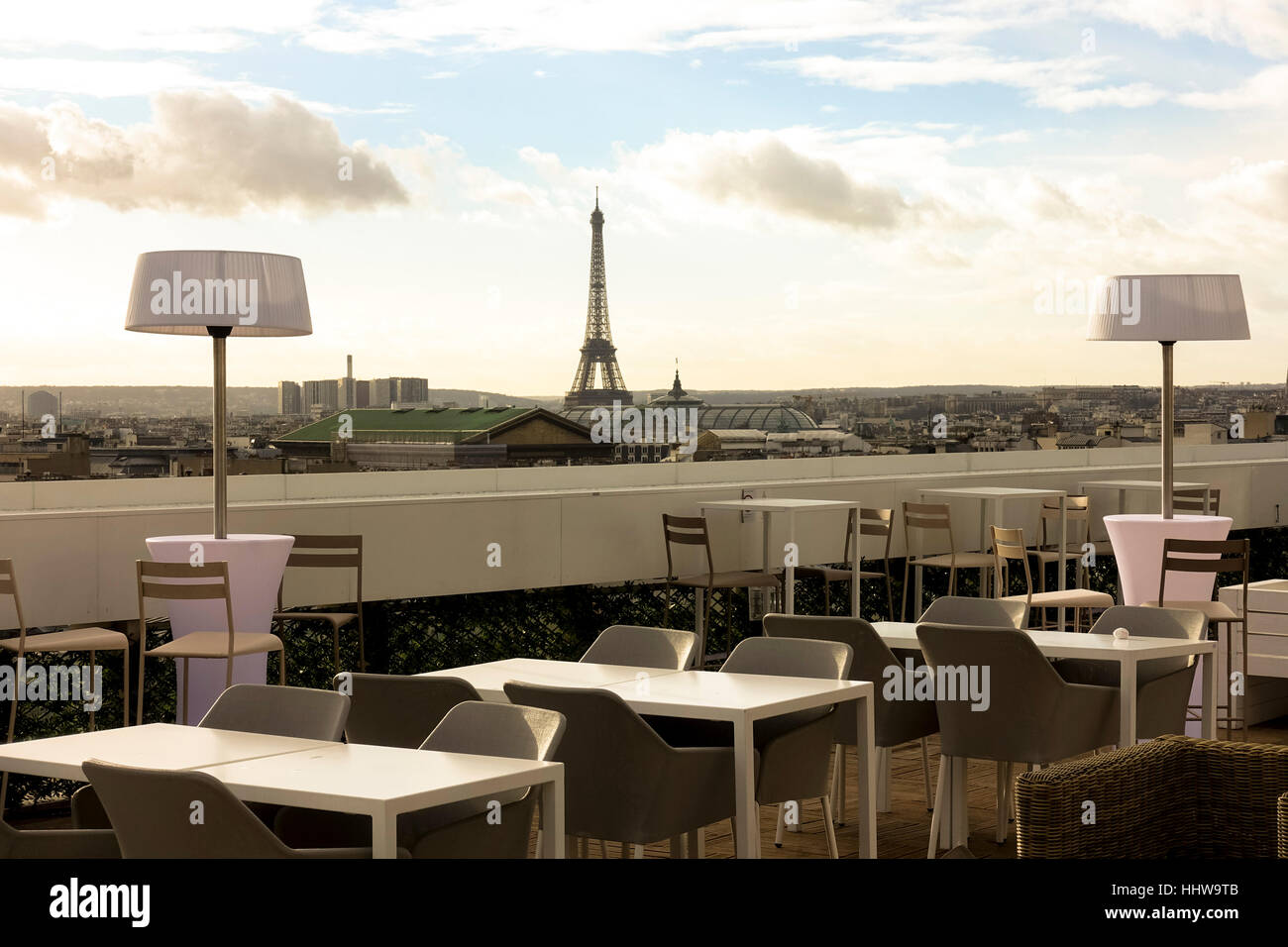 Vue de la Tour Eiffel depuis le bar sur le toit Restaurant Ice Cube aux  Galeries Lafayette Paris France Europe Photo Stock - Alamy