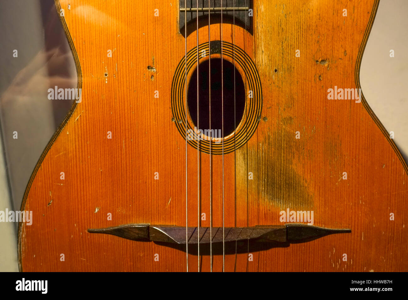 Détail de la guitare de Django Reinhardt affichée à musée de la musique, Cité de la musique, Paris, France. Banque D'Images