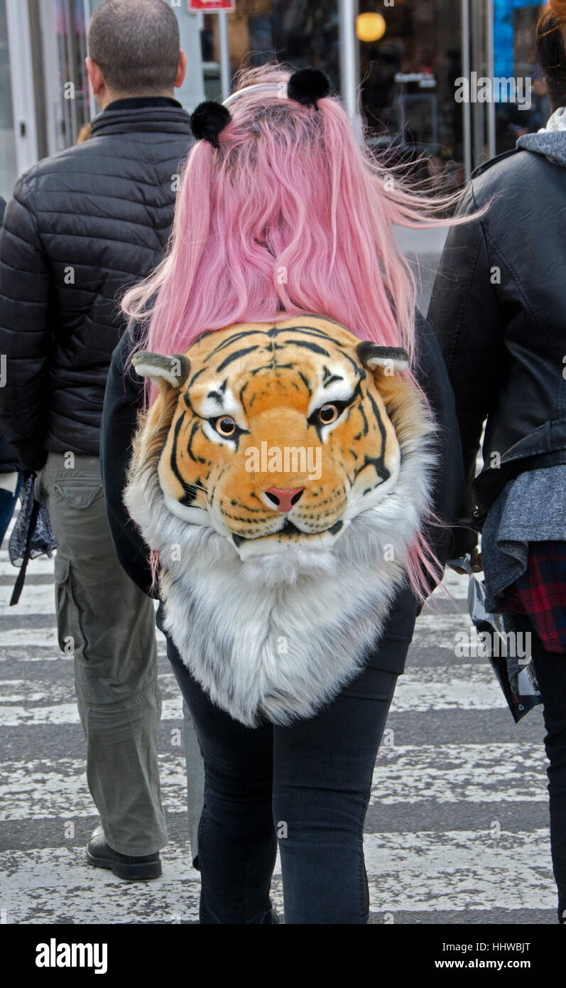 Une jeune fille aux cheveux roses non identifiés sur Broadway à pied avec  un sac à dos avec une grande tête de tigre. La ville de New York Photo  Stock - Alamy