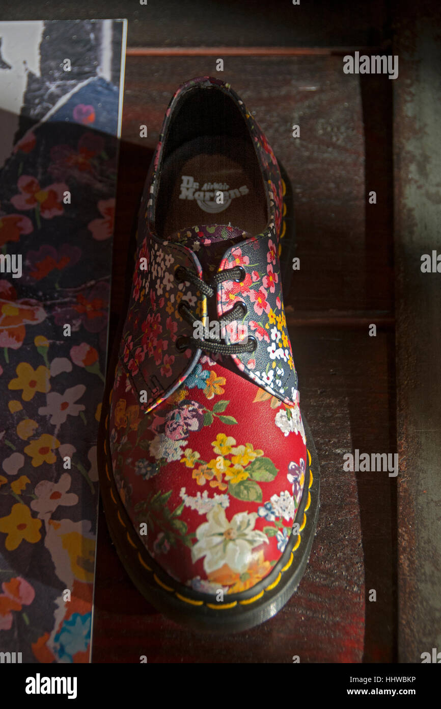 Dr Martens 1461 chaussures modèle Floral vend pour 125 $ à leur magasin de franchise Broadway à Manhattan sur Spring Street. Banque D'Images