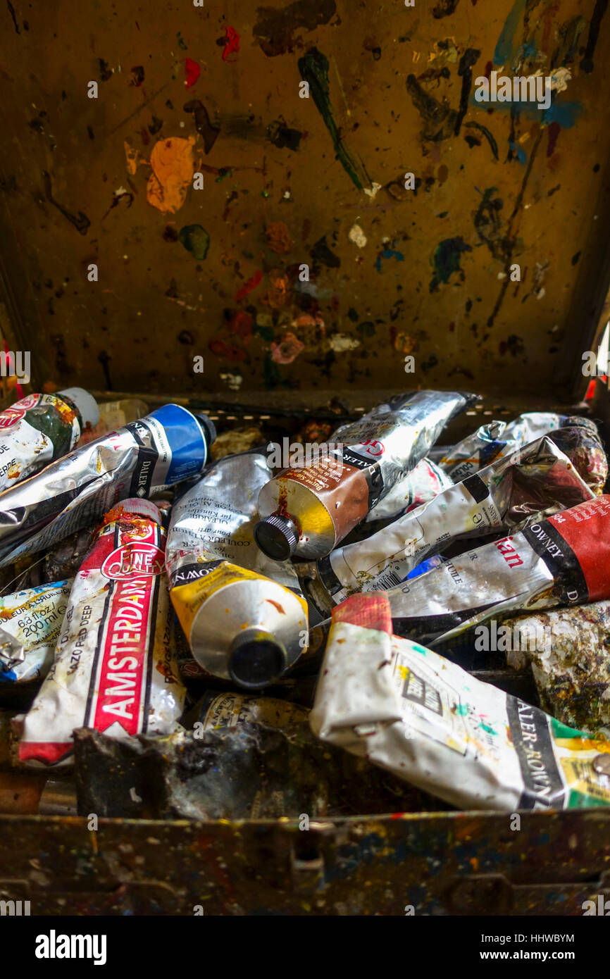 Les tubes de peinture à l'huile dans un studio d'artiste Banque D'Images