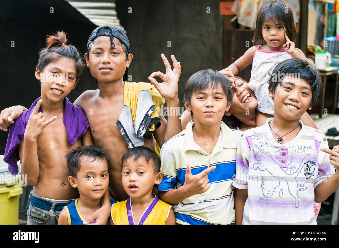 Les enfants dans des taudis par Bangkerohan River, Davao, Philippines, Davao del Sur Banque D'Images