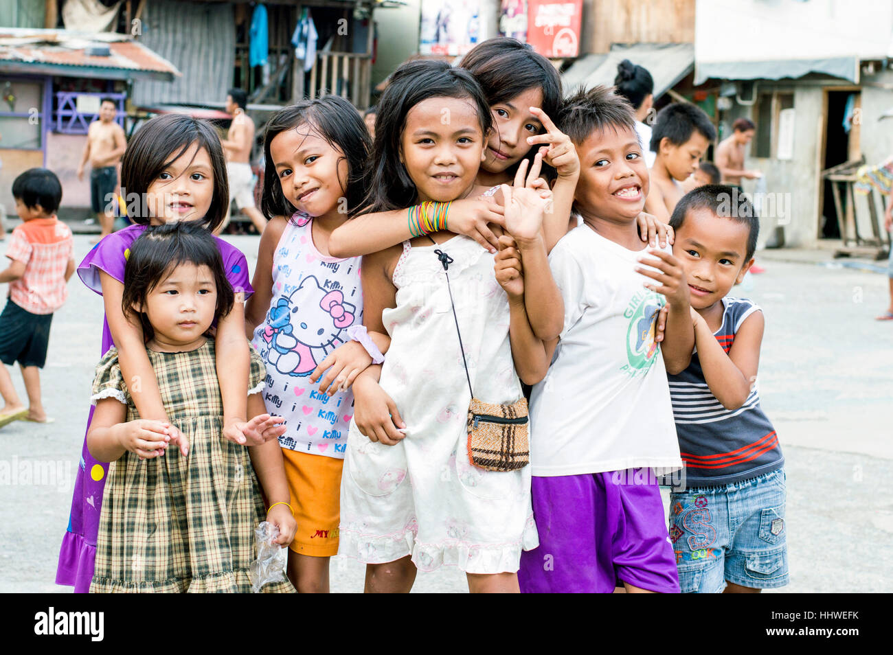 Les enfants dans des taudis par Bangkerohan River, Davao, Philippines, Davao del Sur Banque D'Images