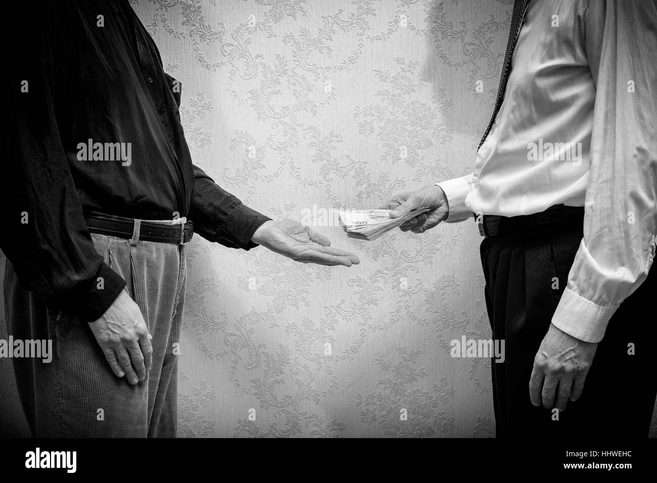 Homme d'affaires corrompu, ou politicien, payer un pot-de-billets Hryvnia pour un homme d'accepter la corruption, en Ukraine Banque D'Images