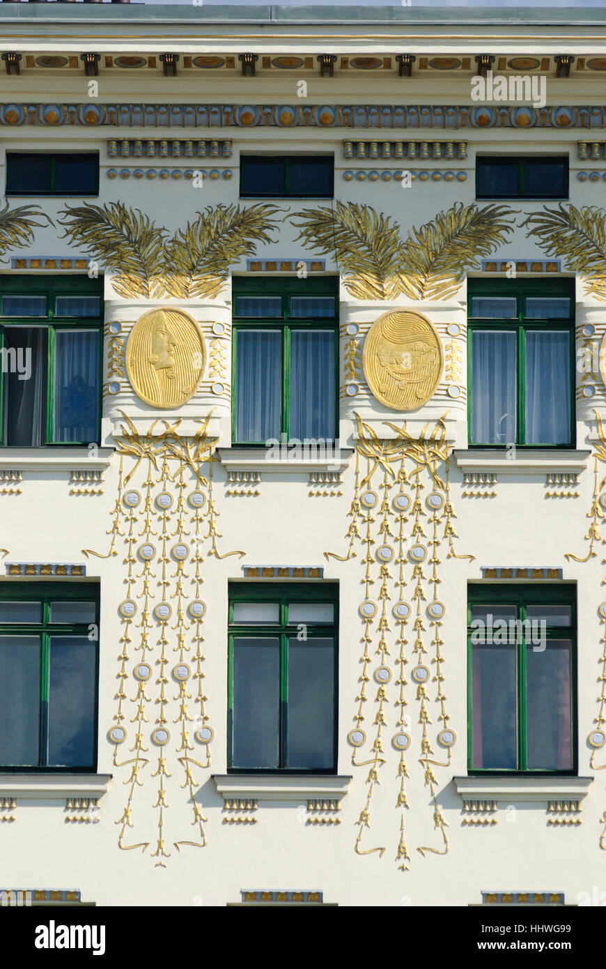 Wien, Vienne : Haus Linke Wienzeile no 38 par l'architecte Otto Wagner, ornements d'or, 06, Wien, Autriche. Banque D'Images