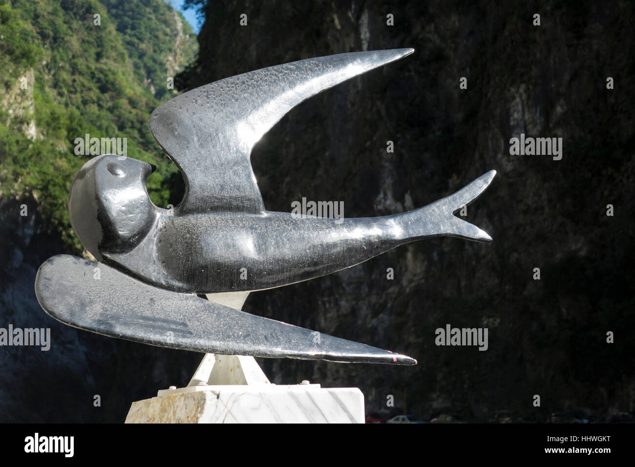 Sculpture hirondelle Banque de photographies et d'images à haute résolution  - Alamy
