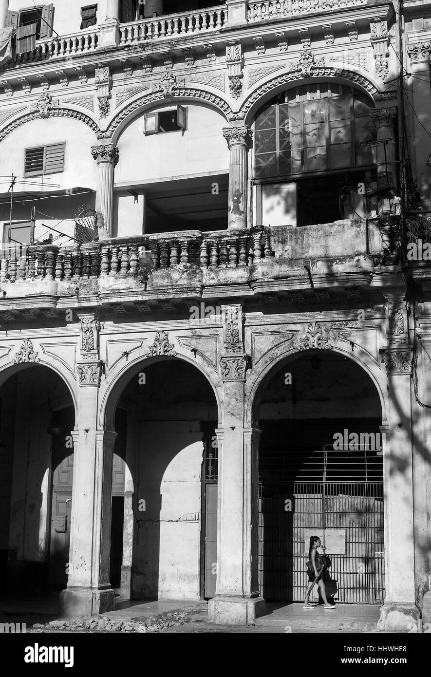 Femme marche à travers un appartement arches au-dessous de La Havane bloc Banque D'Images