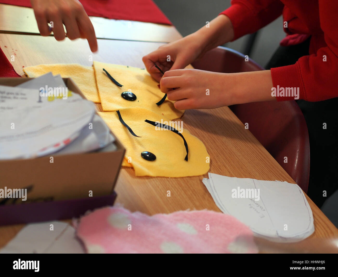 Les enfants de l'école de faire des chaussons en classe d'art et de design Banque D'Images