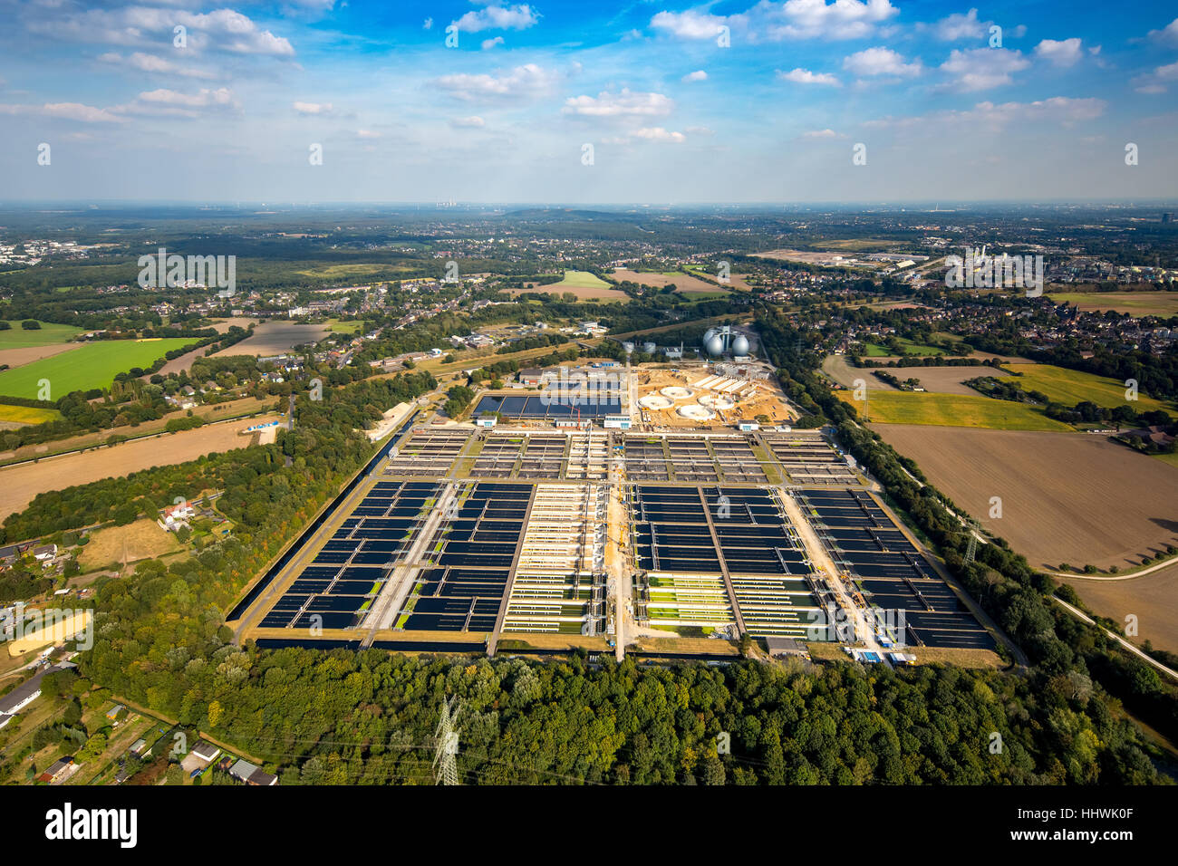 Usine de traitement des eaux usées de Emscher avec réservoir de sédimentation, de la rivière Emscher, Oberhausen, Ruhr, Allemagne Banque D'Images