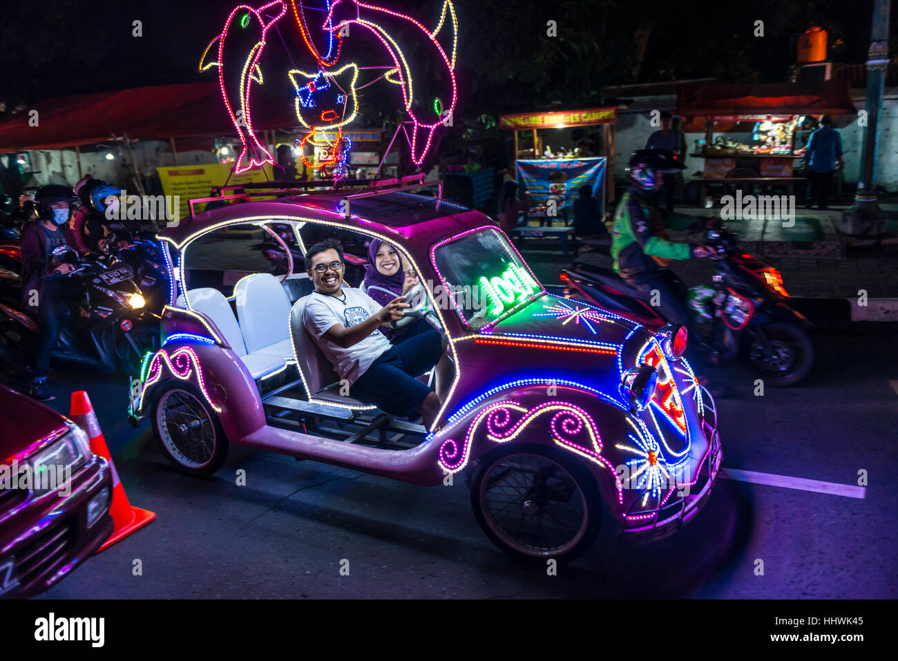 Éclairé par LED de couleur de voiture, voiture à pédale, Yogyakarta,  Indonésie Photo Stock - Alamy