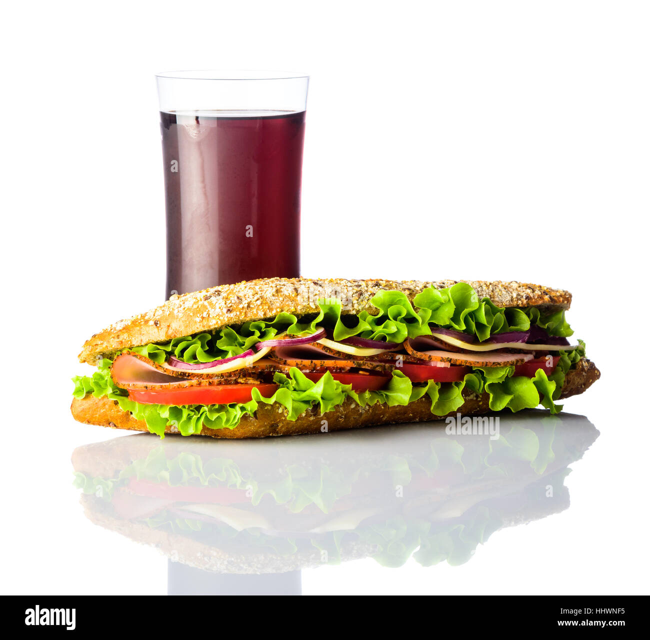 Long Sandwich avec verre de Cola froid isolé sur fond blanc Banque D'Images