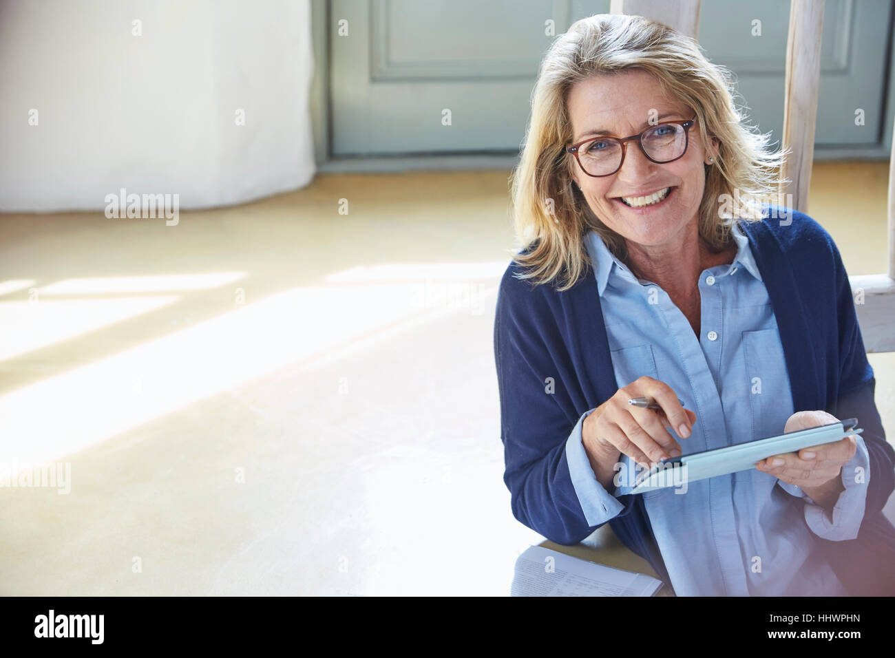 Portrait of smiling senior woman using digital tablet Banque D'Images
