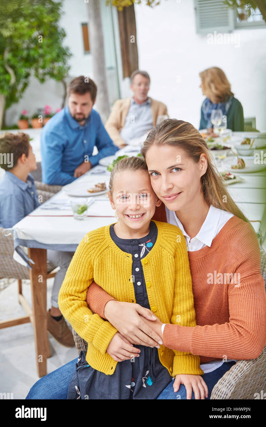 Portrait mère et fille profiter en famille déjeuner patio Banque D'Images