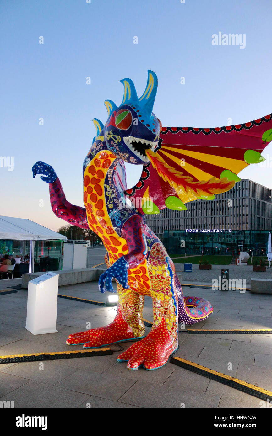 Drachen-Figur (Alebrijes) - Aktion am Berliner Hauptbahnhof, mai 2016, Berlin. Banque D'Images