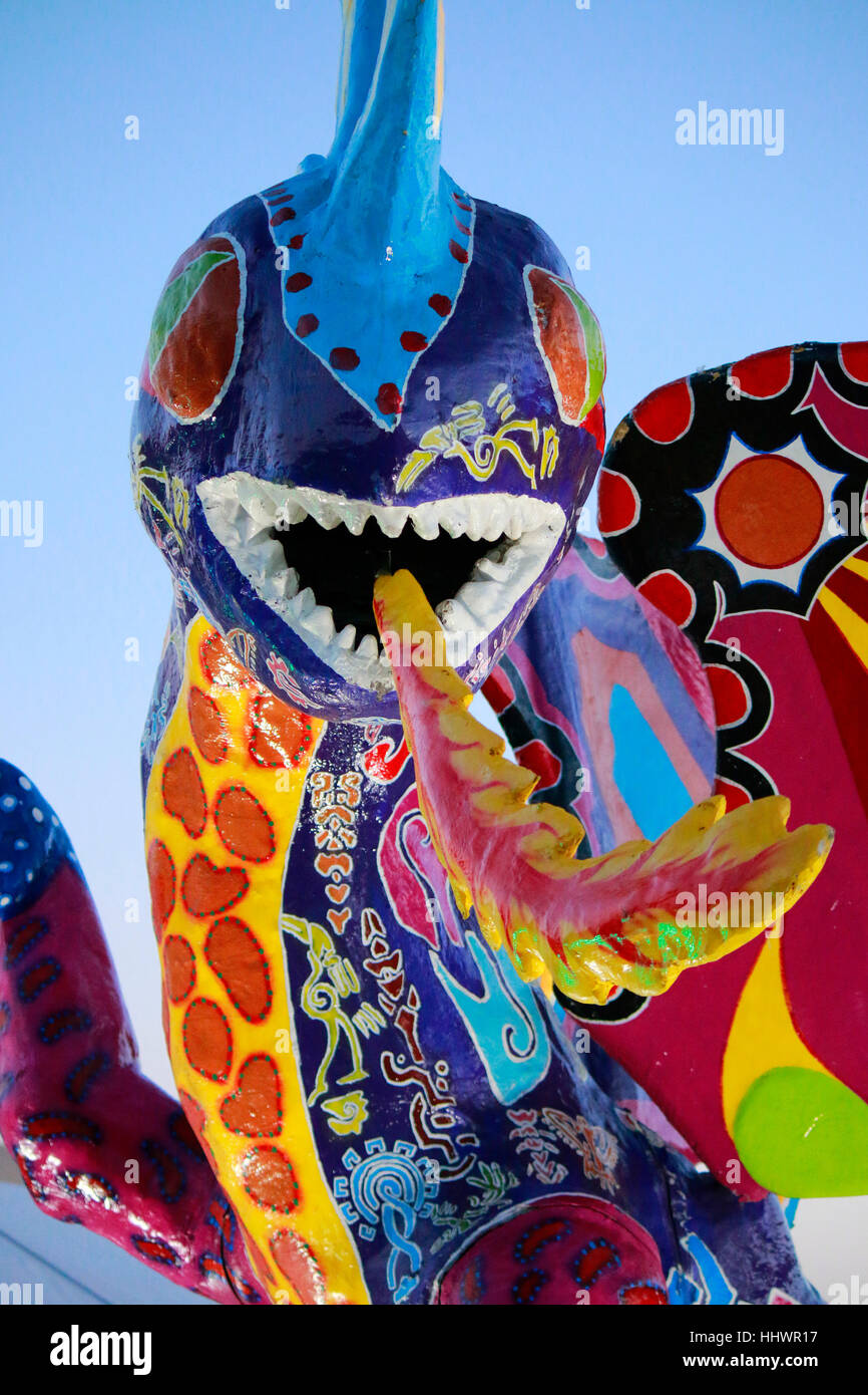 Drachen-Figur (Alebrijes) - Aktion am Berliner Hauptbahnhof, mai 2016, Berlin. Banque D'Images