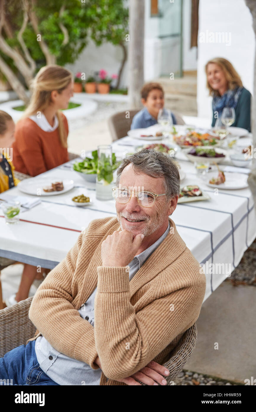 Portrait of smiling senior man enjoying patio le déjeuner Banque D'Images