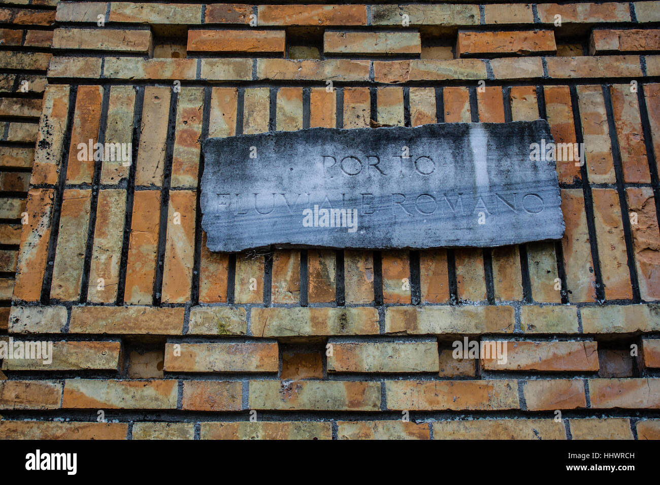 Monument historique avec les écrits de Roumanie, orange mur de briques, maison de vacances Banque D'Images
