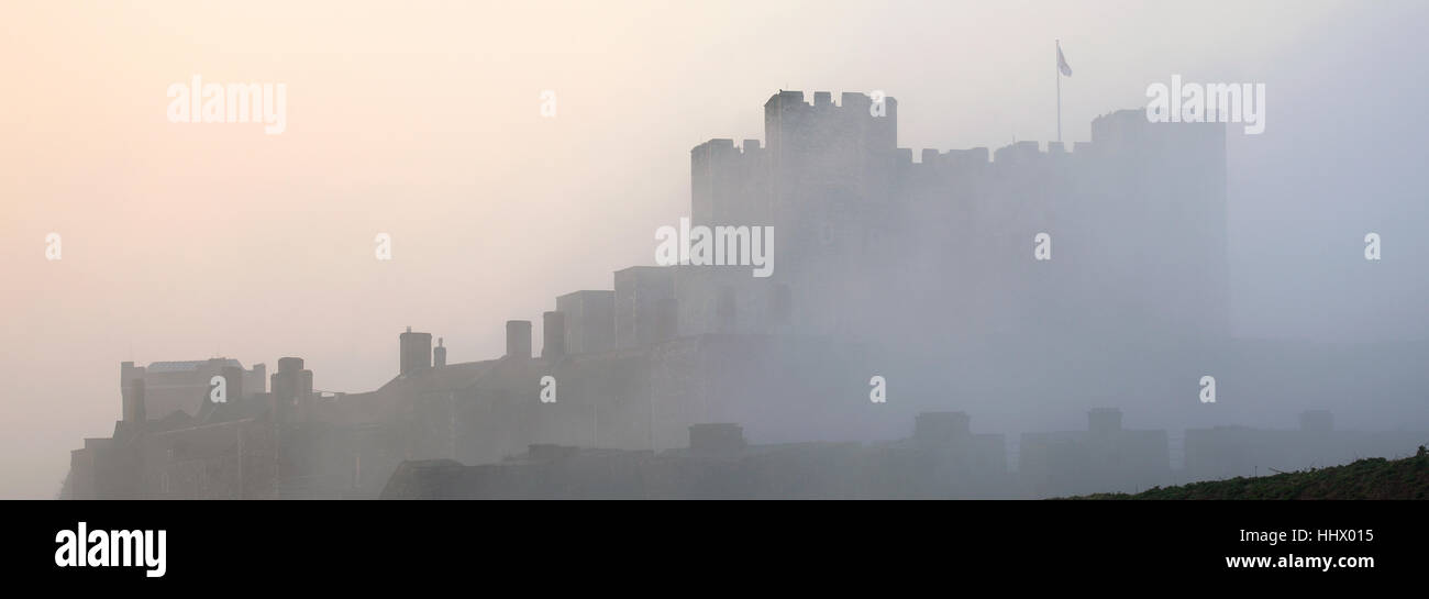 Paysage de printemps, le château de Douvres Douvres ; ville ; le comté de Kent, Angleterre Banque D'Images