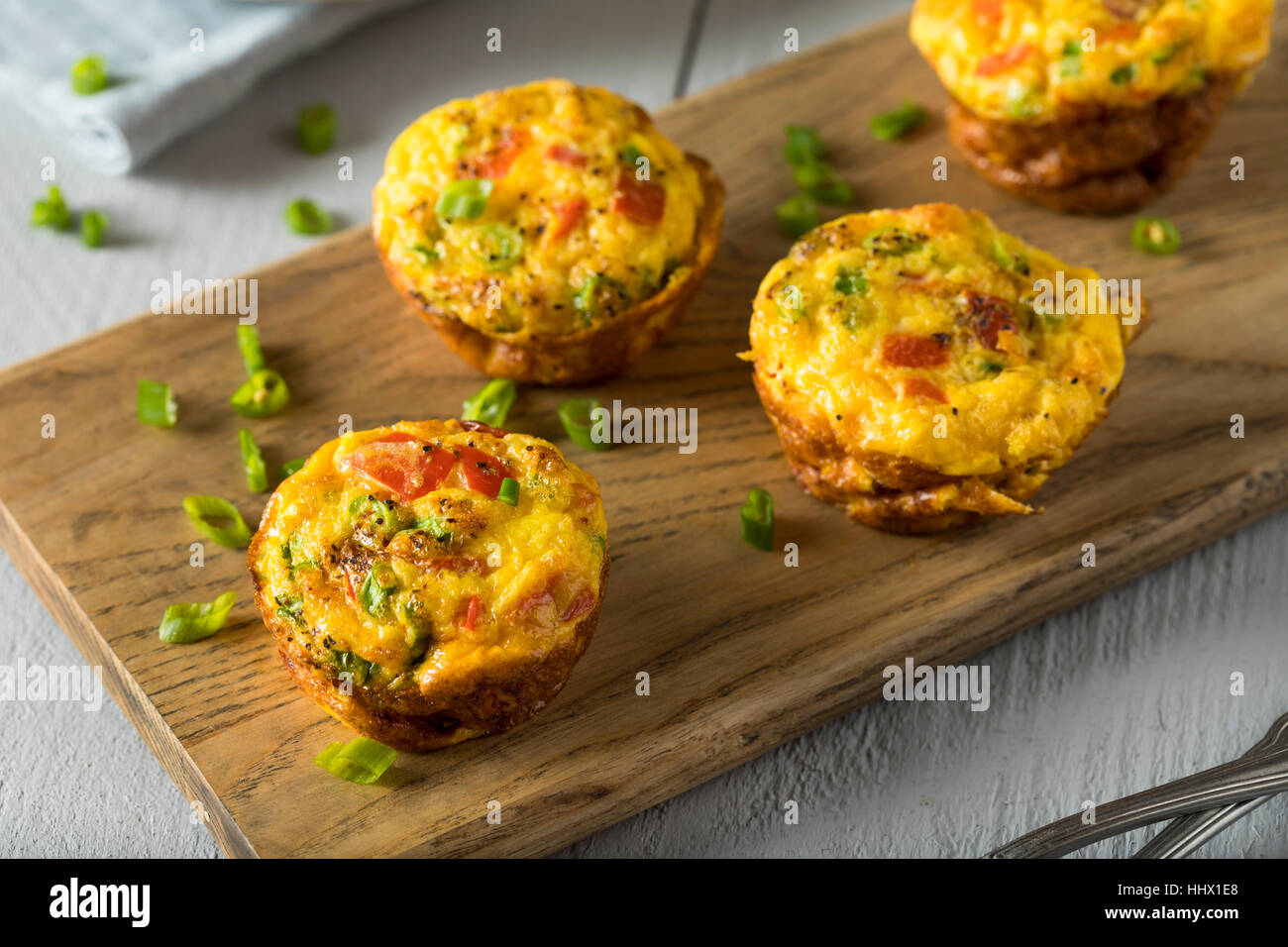 Petit-déjeuner sain composé de Muffins oeufs à la ciboulette et tomate Banque D'Images