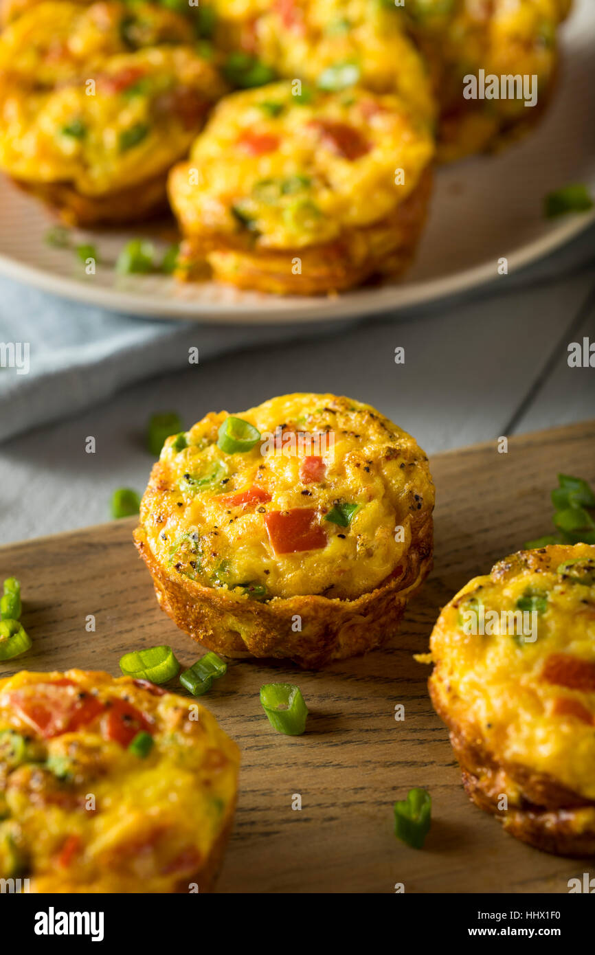 Petit-déjeuner sain composé de Muffins oeufs à la ciboulette et tomate Banque D'Images
