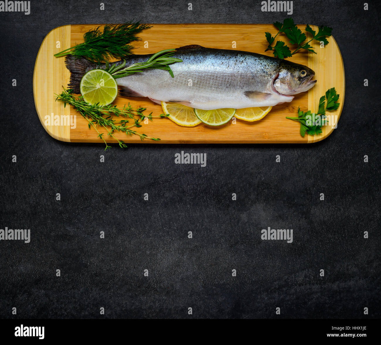 La truite d'eau douce poisson prêt pour la cuisson. La cuisson des aliments ingrédients sur planche en bois et avec copie espace salon Banque D'Images