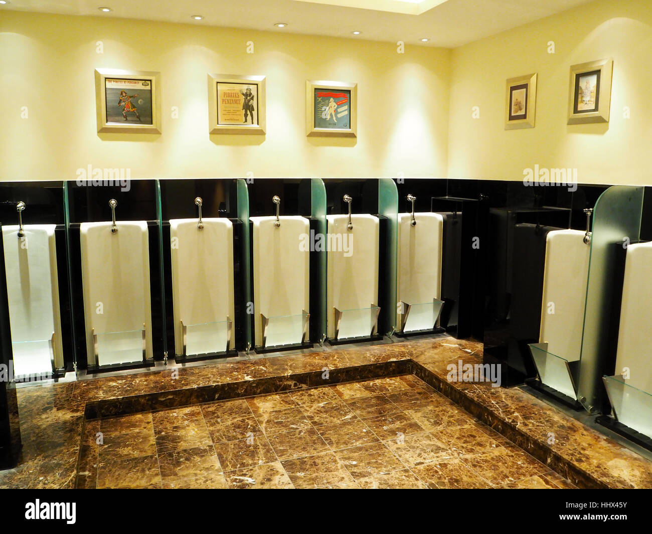 Les toilettes pour hommes au Savoy Hotel, Londres, Royaume-Uni Banque D'Images