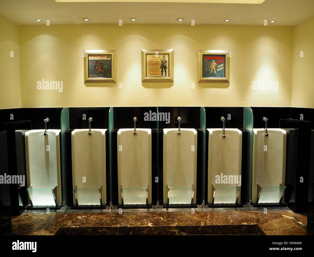 Les toilettes pour hommes au Savoy Hotel, Londres, Royaume-Uni Banque D'Images