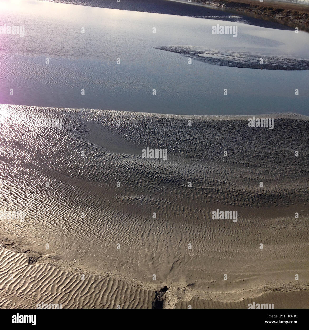 Marée basse à Mont-Saint-Michel en hiver, Normandie, France. La surface de l'eau et de sable. Banque D'Images